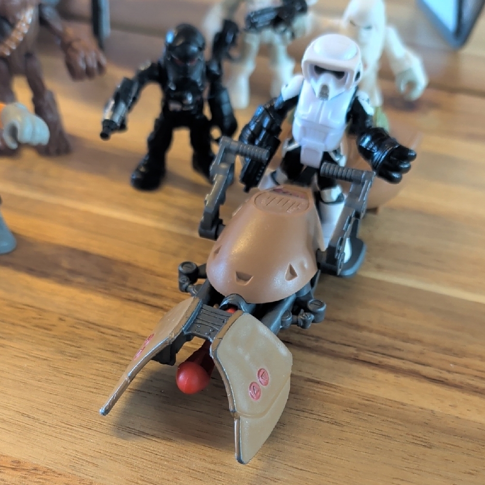 Star Wars "Galactic Heroes" Adventure Playset with Figures and Vehicles - Picture 6 of 7